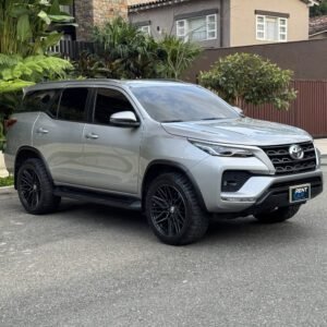 Alternative view of TOYOTA FORTUNER SRV 5 PASAJEROS